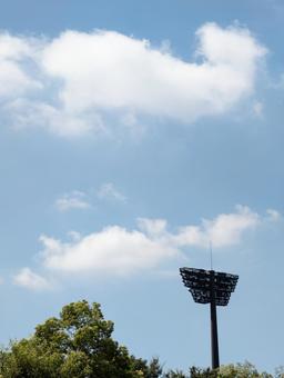 夏の青空と競技場のライト 夏,青空,雲の写真素材