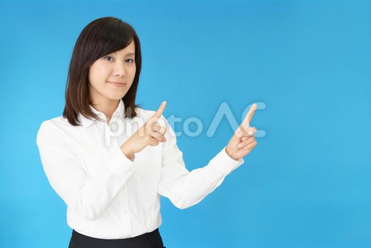 指示する笑顔のビジネスウーマン 女性,ビジネスウーマン,女の写真素材