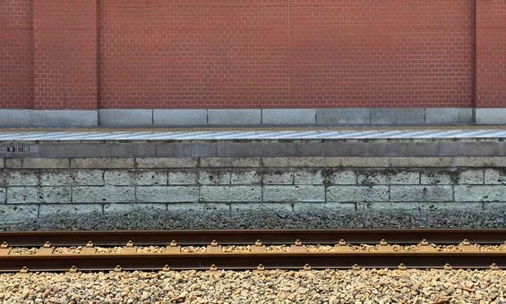 深谷駅レンガの壁と線路のレール 深谷駅レンガの壁と線路のレールの写真