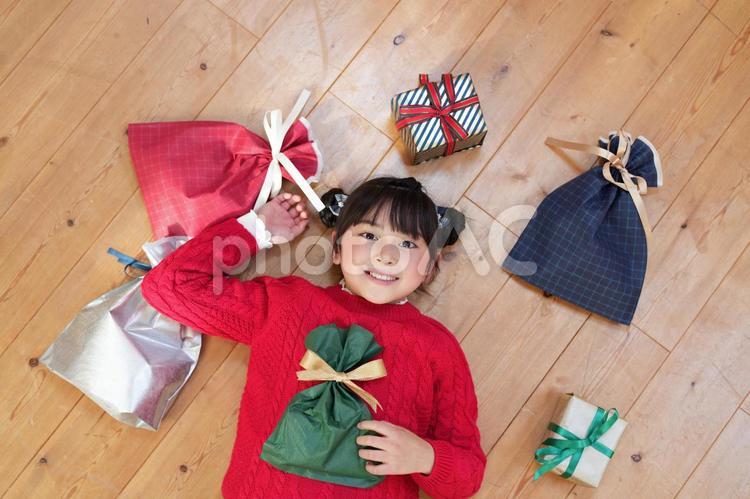 プレゼントに囲まれる笑顔の女の子 女の子,プレゼント,リボンの写真素材