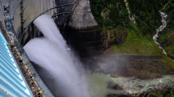 黒部ダムの放水 黒部ダム,黒部ダム放水,ダムの写真素材