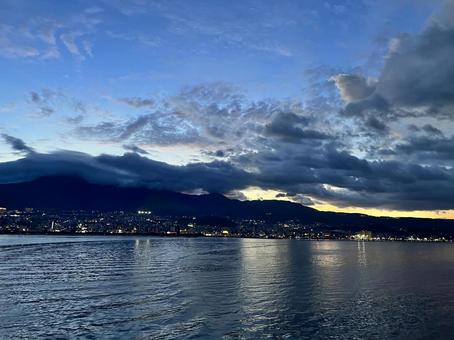 海から見た別府湾沿岸 海から見た別府湾沿岸の写真