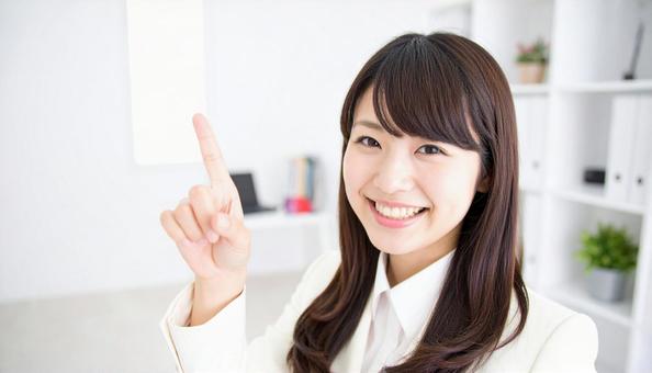自信のある表情で指さすビジネス女性 自信のある表情で指さすビジネス女性の写真
