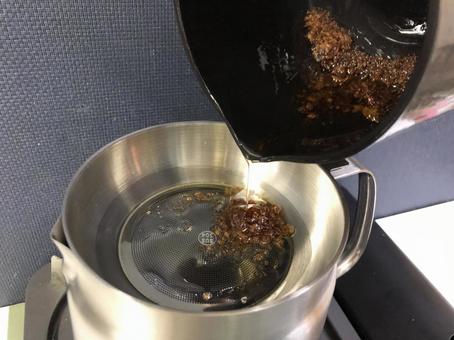 油こし器で天ぷらに使った油を精製する 油こし器で天ぷらに使った油を精製する クッキング,揚げ物,フライヤーの写真素材