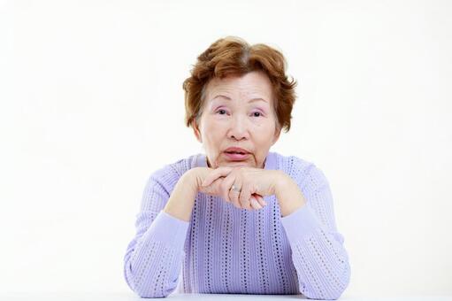 高齢者女性 白背景 上半身 高齢者女性 白背景 上半身の写真