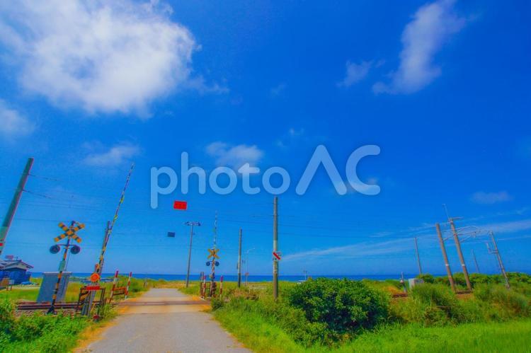 踏切と海 踏切,青空,雲の写真素材