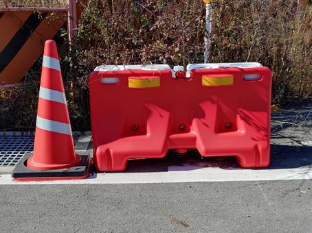 赤いパイロンとバリケード 道路,工事,交通規制の写真素材
