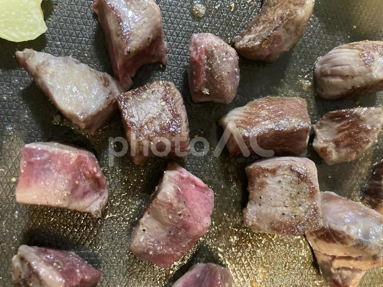 今夜のディナーはサイコロステーキ　2 ステーキ,サイコロステーキ,牛肉の写真素材