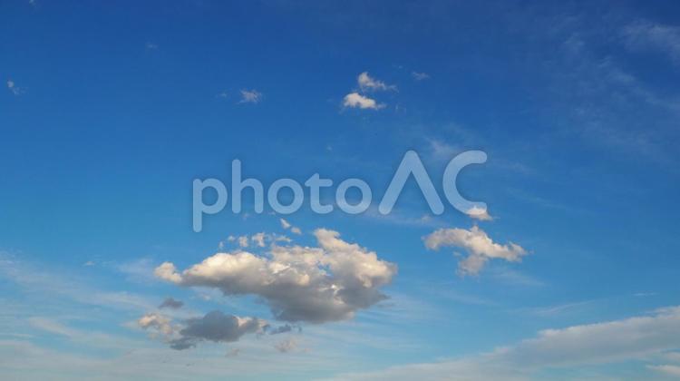 澄みわたる秋空とぷかりと浮かんだ雲 青空,秋空,晴れた空の写真素材