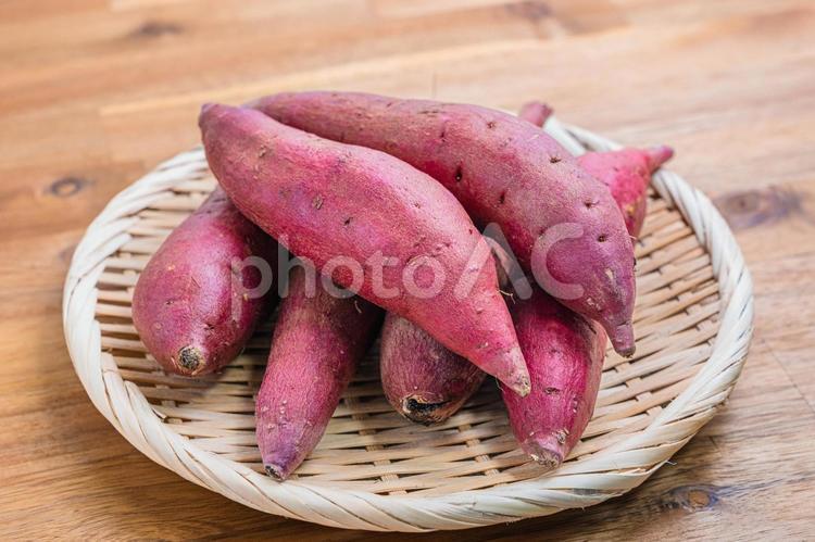 ざるに盛られた紅はるか（さつまいも） さつまいも,紅はるか,芋の写真素材