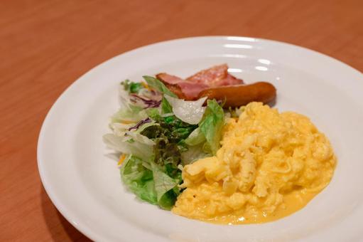 スクランブルエッグとサラダ① スクランブルエッグとサラダ① スクランブルエッグ,サラダ,朝食の写真素材