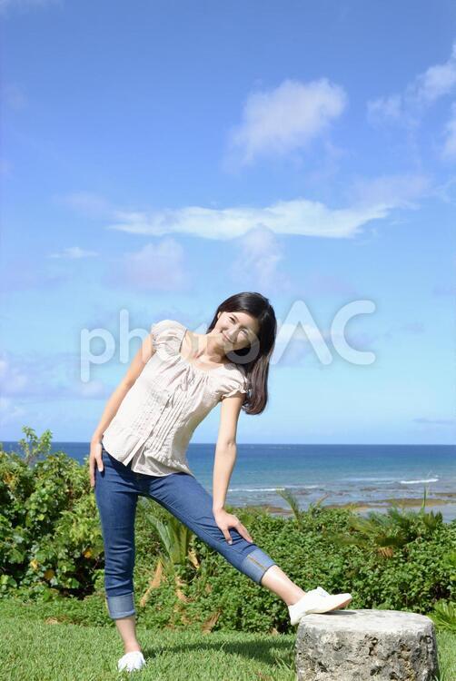 海の見える丘で寛ぐ女性 女性,女,笑顔の写真素材