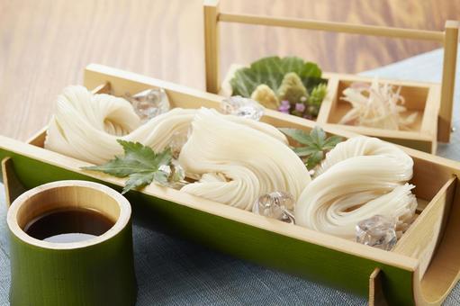 Cool-looking somen noodles served in a bamboo bowl, JPG