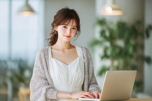 カフェでノートPCを使用して仕事中 カフェでノートPCを使用して仕事中の写真