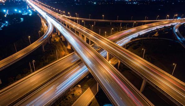 ヘッドライトの光の帯 ハイウェイの夜景 ヘッドライトの光の帯 ハイウェイの夜景 の写真