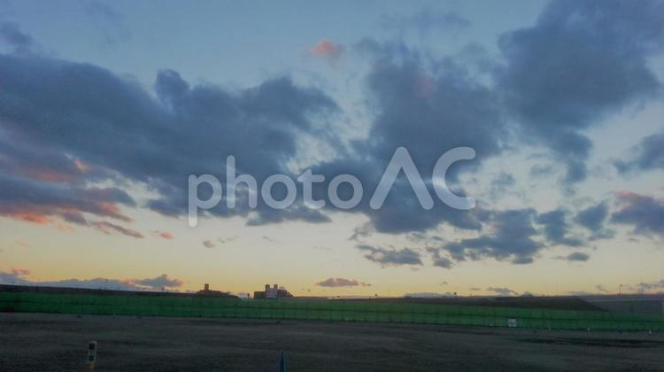 広々とした夕焼け 夕焼け,屋根,広いの写真素材