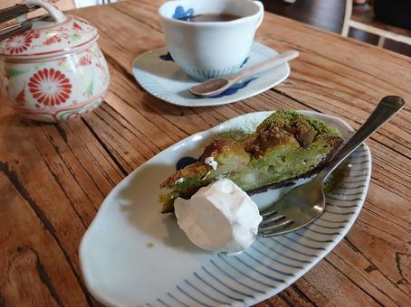 抹茶と栗のタルトケーキ～生クリームのせ) 抹茶,栗,タルトの写真素材