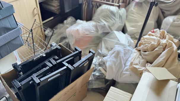 物やゴミ袋でいっぱいの部屋 物やゴミ袋でいっぱいの部屋 ゴミ屋敷,汚部屋,終活の写真素材
