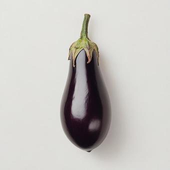シンプル構図のナス商品イメージ シンプル構図のナス商品イメージの写真