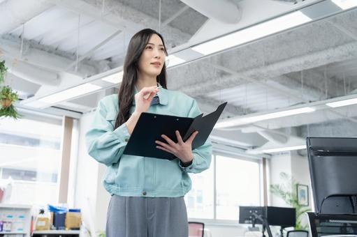 オフィスで仕事をする若い女性エンジニア オフィスで仕事をする若い女性エンジニア エンジニア,設計士,ビジネスの写真素材