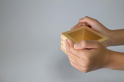 枡を両手で持つ日本人女性の手元 枡,手元,日本酒の写真素材