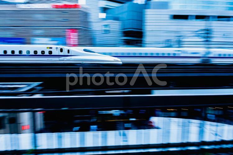 新幹線　流し撮り　東京 駅前,ホーム,ロータリーの写真素材