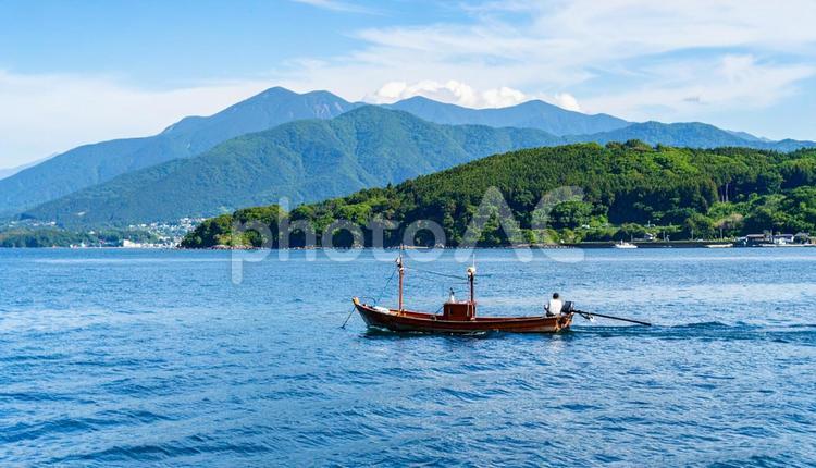 夏の青い海に浮かぶ船と青空 夏,青い海,木製の船の写真素材