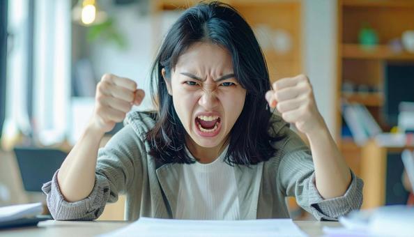 オフィスで叫ぶ女性の写真