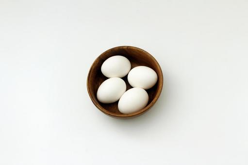 木の器に入った卵 木の器に入った卵 卵,木の器,食材の写真素材