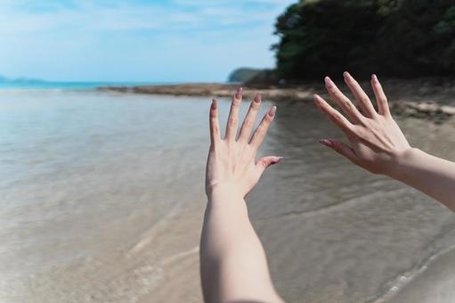 ネイルと海で楽しむ夏③ ネイルと海で楽しむ夏③ ネイル,手,海の写真素材