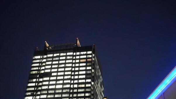 夜空と高層ビル 高層ビル,夜空,真冬の写真素材