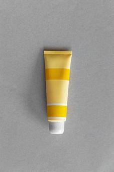 Yellow tube bottle (gray background), JPG Yellow tube bottle (gray background), JPG