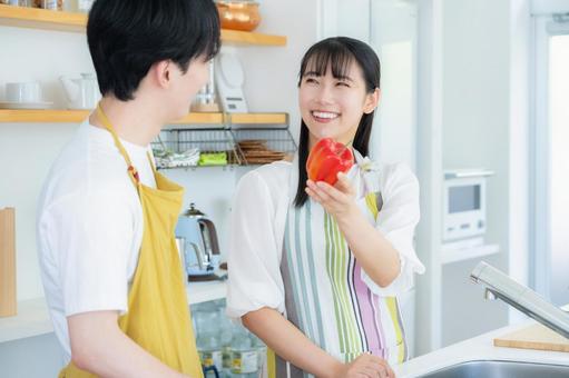 キッチンで料理を作る若い夫婦 キッチンで料理を作る若い夫婦 夫婦,料理,キッチンの写真素材