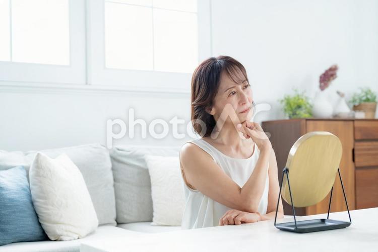 シニア日本人女性のビューティシーン ビューティ,ライフスタイル,シニアの写真素材