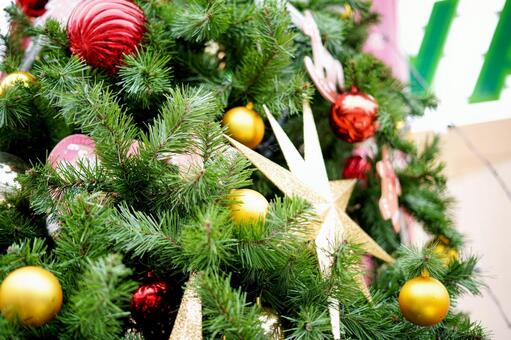 大きな星の飾りとクリスマスツリー クリスマス,クリスマスツリー,飾りの写真素材