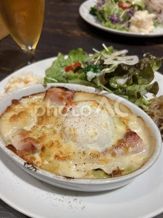 ランチ　半熟卵とベーコンのグラタン① グラタン,ホワイトソース,アツアツの写真素材