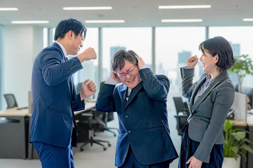 争うビジネスマン達 オフィス,職場,スーツの写真素材