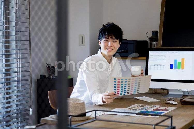 男性　パソコン　個人事業　デザイン　仕事 コワーキングスペース,デザイナー,ビジネスの写真素材