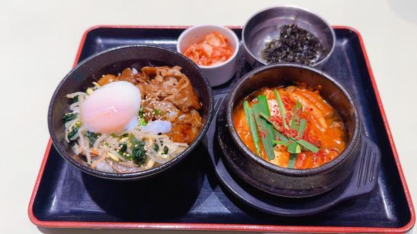 カルビ丼とスンドゥブ 韓国料理 カルビ丼とスンドゥブ 韓国料理 丼,丼物,カルビ丼の写真素材