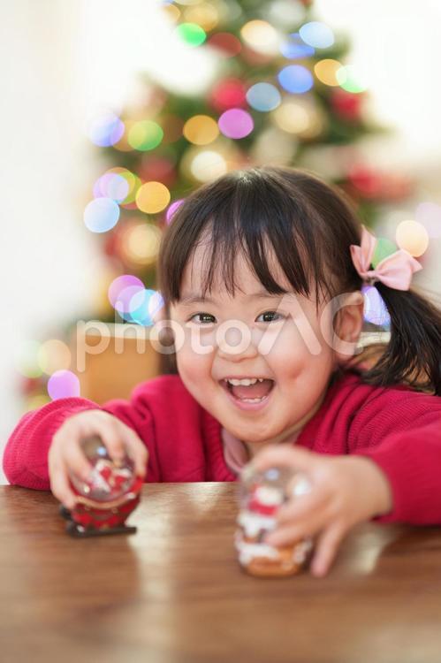 スノードームを持ち嬉しそうな女の子 女の子,クリスマス,笑顔の写真素材