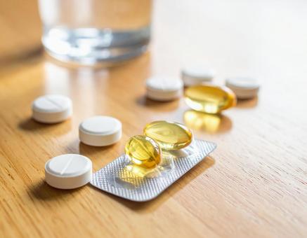 テーブルに並べられた薬の錠剤 テーブルに並べられた薬の錠剤の写真