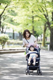 母親 育児 母親 育児の写真
