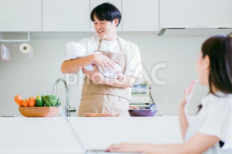 子育てと家事を手伝う男性と仕事する女性 育児,イクメン,家事の写真素材