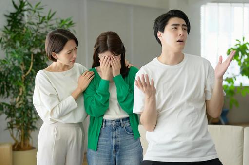 喧嘩をする男女と仲裁する女性 喧嘩をする男女と仲裁する女性 男女,喧嘩,複数の写真素材