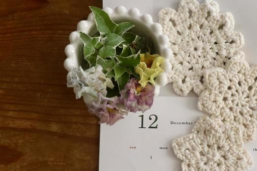 カレンダーと小花　１２月イメージ 12月,12,カレンダーの写真素材