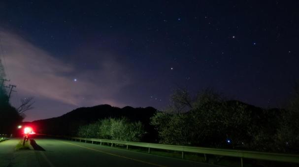 道沿いに咲く梅と星空の夜 道,道沿い,梅の写真素材