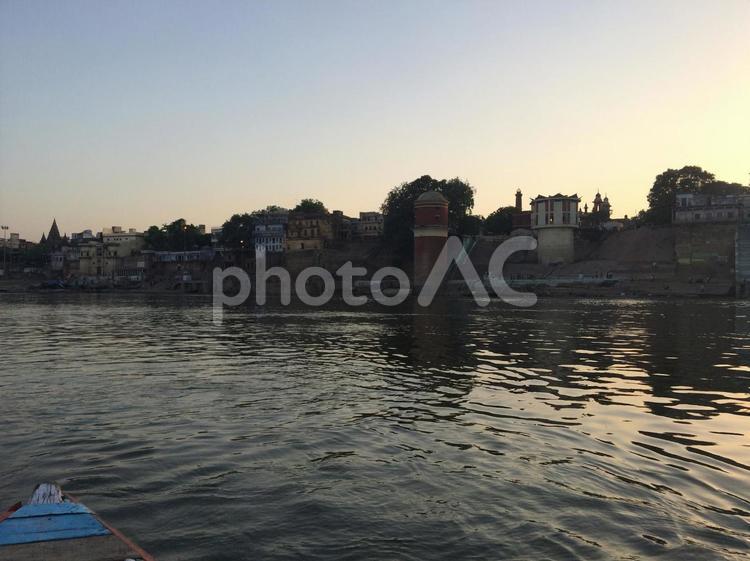 インドのバラナシガンジス川の夕日と街並み インド,バラナシ,ガンジス川の写真素材