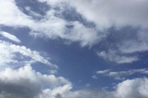 雲が多い空 雲が多い空の写真