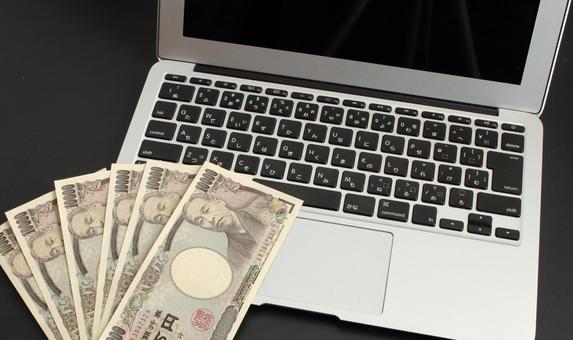 パソコンと千円札のイメージ パソコンと千円札のイメージ パソコン,ノートパソコン,キーボードの写真素材