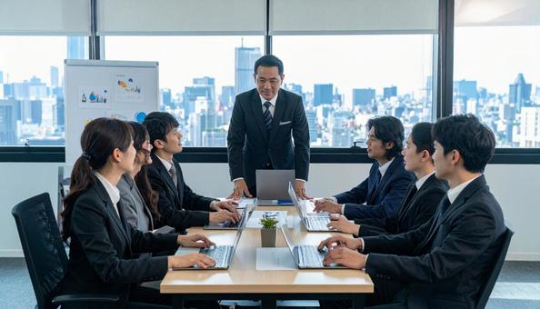 ビジネスミーティング中の日本人専門家たち ビジネスミーティング中の日本人専門家たちの写真